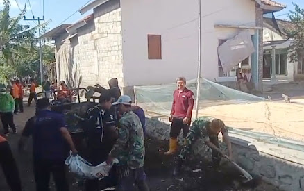 Dari Bahu Jalan untuk Kebersamaan, TNI dan Warga Kompak Bergotong Royong