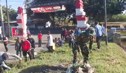 Babinsa Koramil 0823/07 Asembagus Bersama Warga Gelar Kerja Bakti Bersihkan Bantaran Sungai