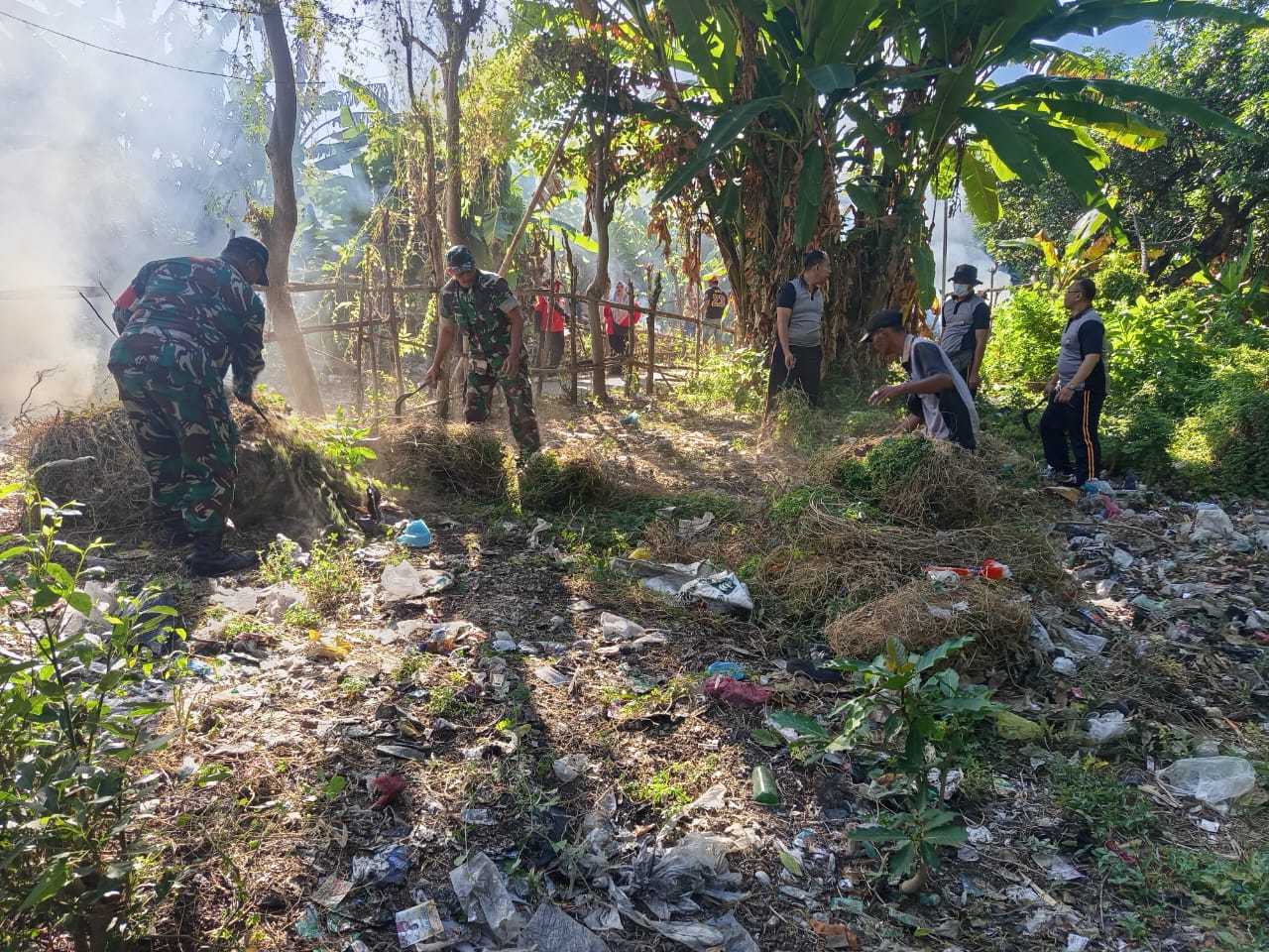 Bersatu untuk Lingkungan, TNI-Polri dan Masyarakat Mangaran Wujudkan Kampung Bersih Lewat Gerakan Indonesia Asri
