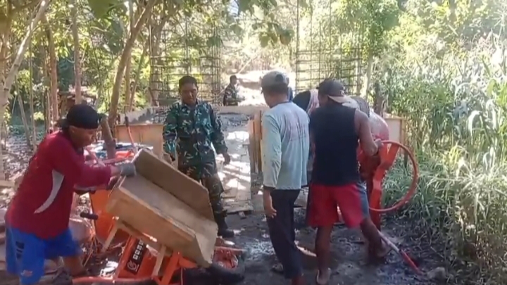 Gotong Royong Bangun Jembatan, Babinsa Koramil 0823/15 Bungatan Perkuat Kebersamaan dengan Warga