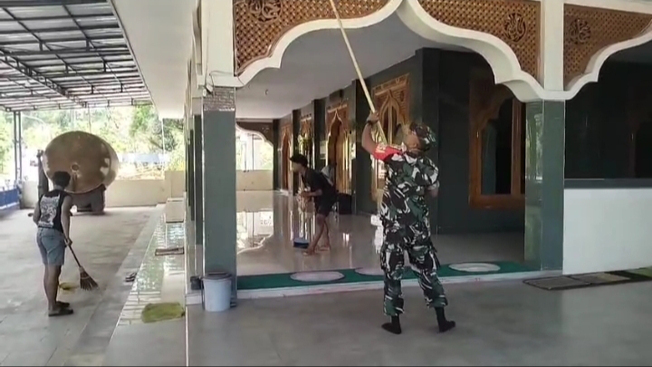 Babinsa Koramil 0823/16 Sumbermalang Bersama Warga Laksanakan Kerja Bakti di Masjid Al Ikhlas