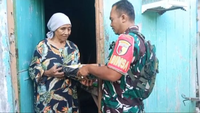 Babinsa Koramil Bungatan Salurkan Bantuan Beras kepada Warga Kurang Mampu, Wujud Nyata Kepedulian TNI