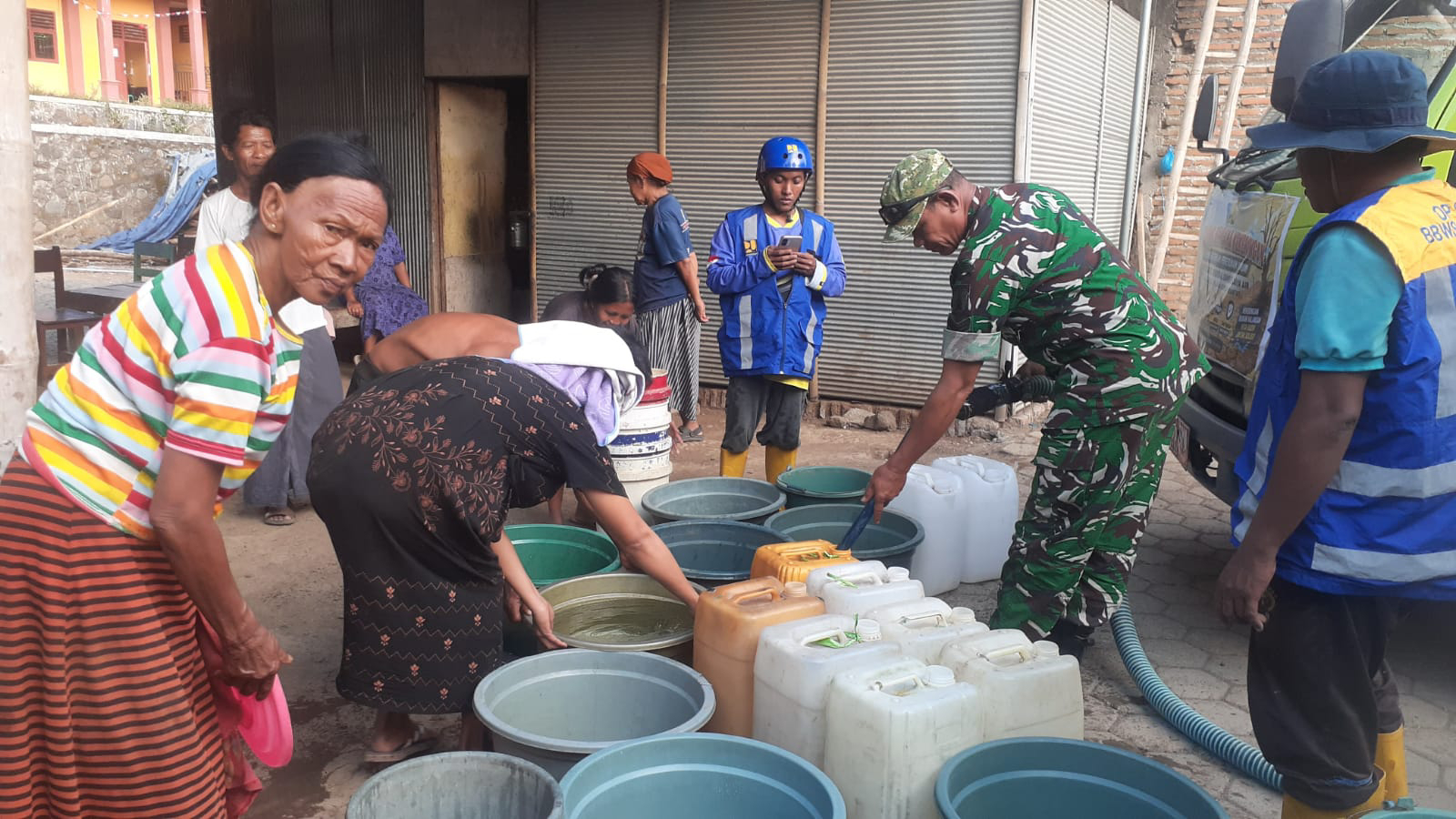 Babinsa Suboh Kawal Distribusi Air Bersih, Warga Gunung Putri Terbantu Hadapi Krisis Air Kemarau