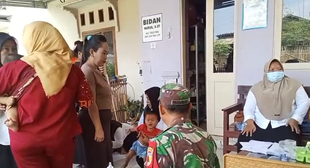 Babinsa Koramil 0823/13 Mlandingan Dampingi Posyandu, Wujud Nyata Kepedulian TNI terhadap Kesehatan Balita