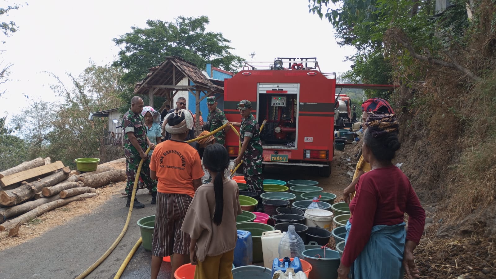 TNI Bersama BPBD dan BPWS Brantas Salurkan 12.000 Liter Air Bersih untuk Warga Terdampak Kekeringan di Suboh