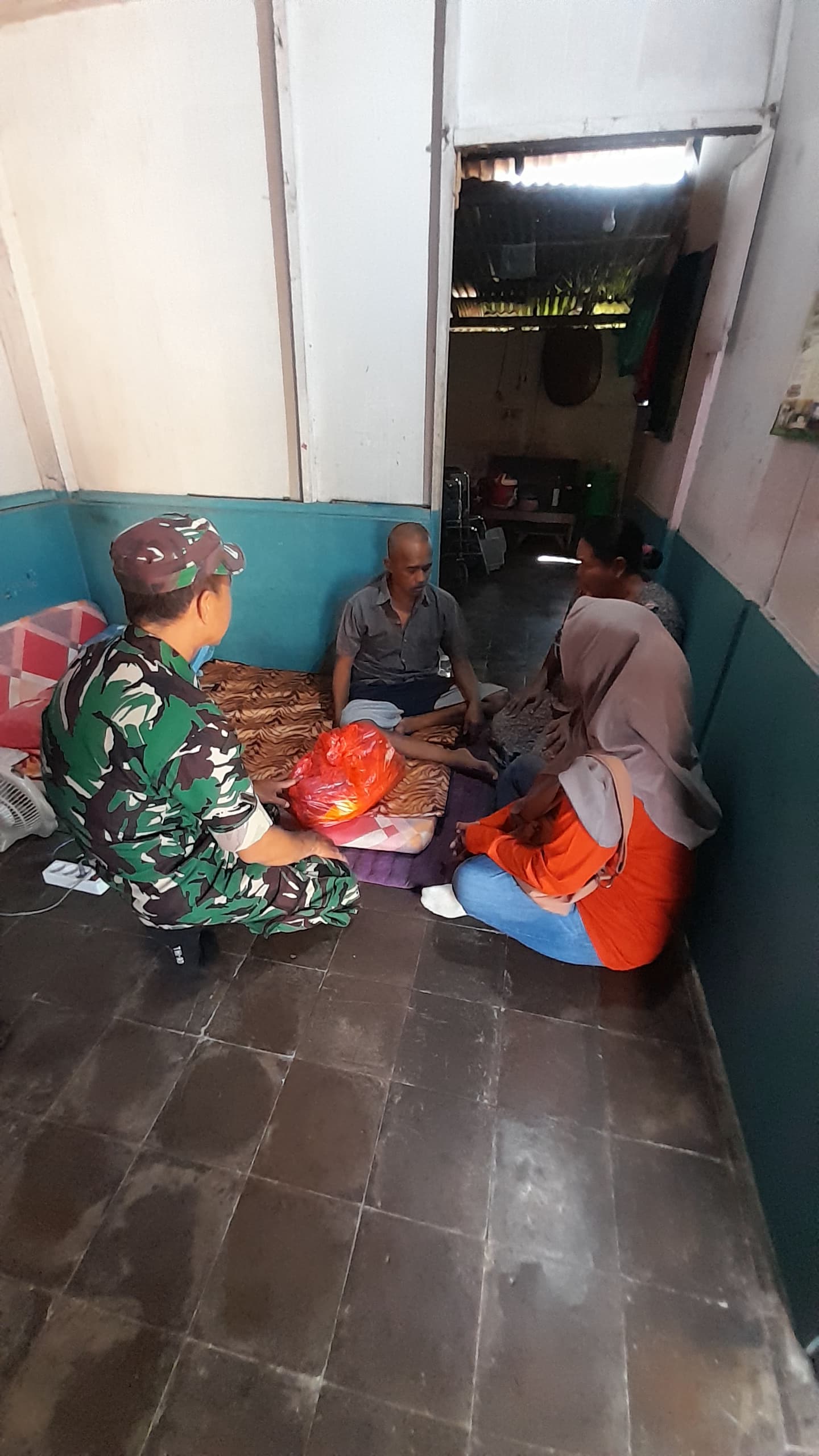 TNI AD dan Komunitas Sosial Bersinergi Salurkan Bantuan Sembako untuk Warga Kurang Mampu di Jatibanteng