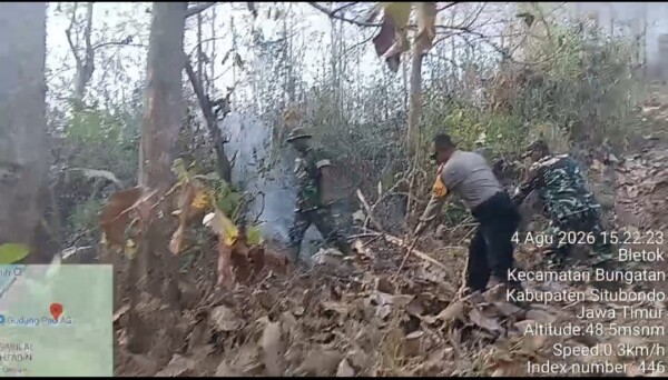 TNI AD bersama Polri dan Perhutani Gerak Cepat Padamkan Api di Hutan Jati Pasir Putih