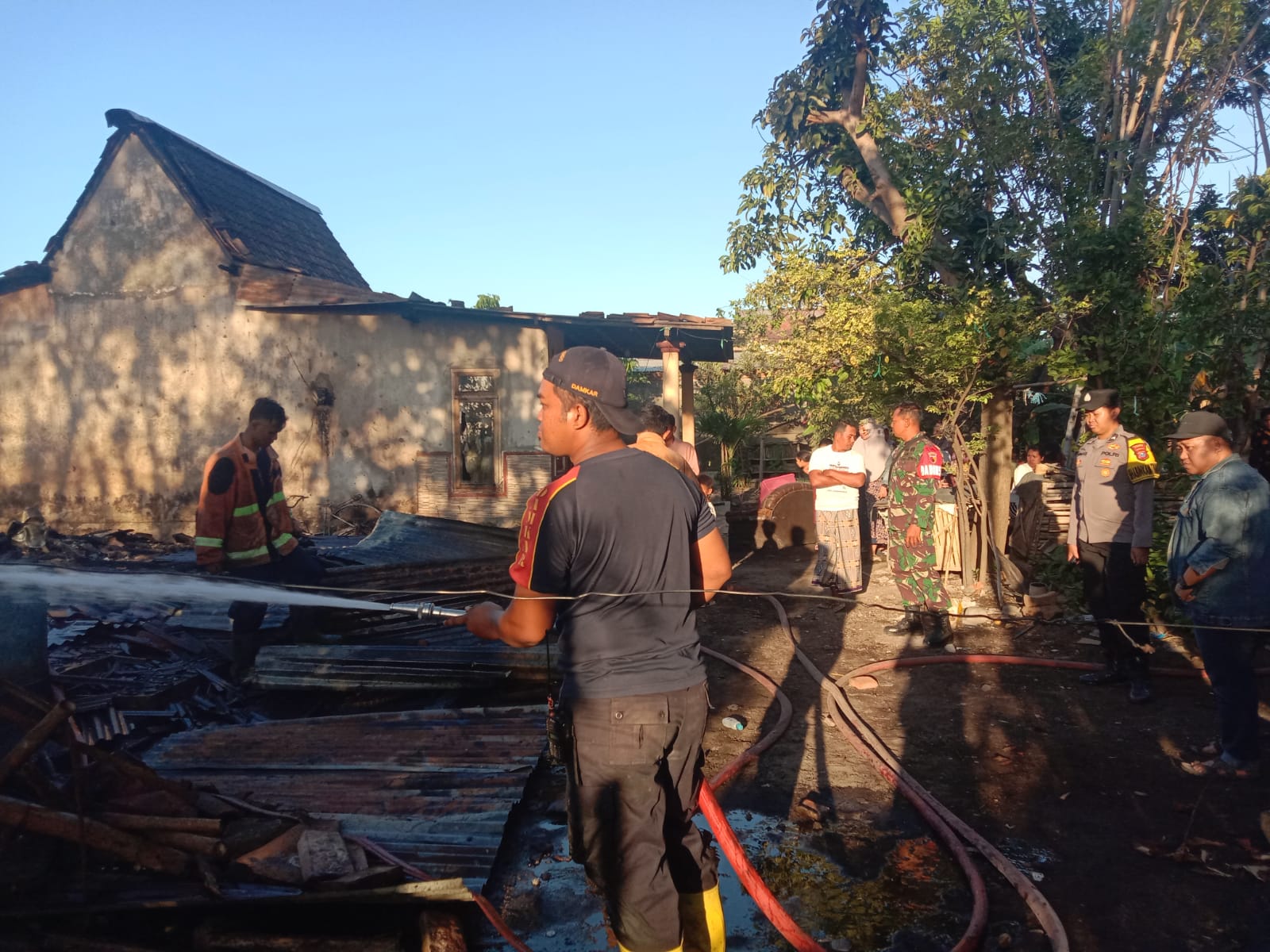 Babinsa Koramil 0823-03/Kapongan Tinjau Lokasi Kebakaran Rumah Warga di Desa Pokaan