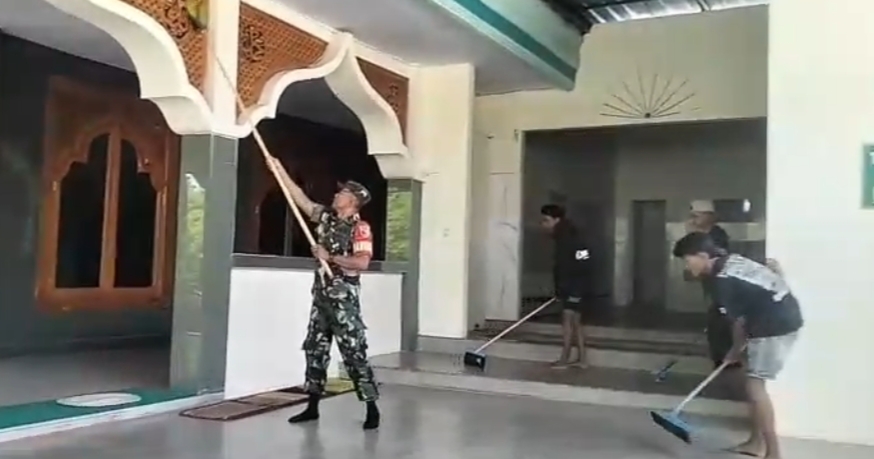 Gotong Royong Rawat Rumah Ibadah, Babinsa Sumbermalang Perkuat Kebersamaan dengan Warga