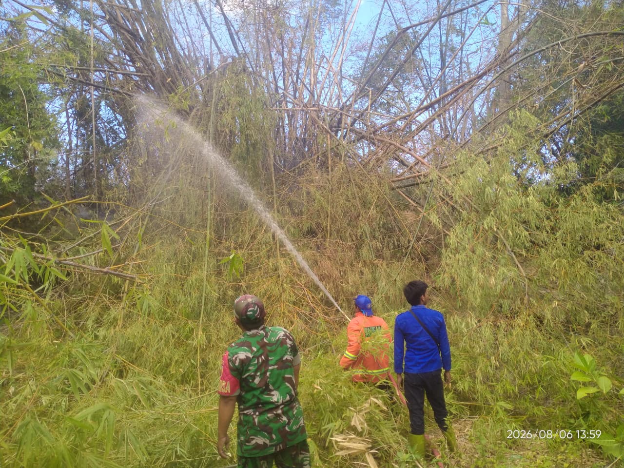 Gerak Cepat TNI - POLRI dan Damkar Padamkan Kebakaran Bambu, Permukiman Warga Berhasil Diselamatkan