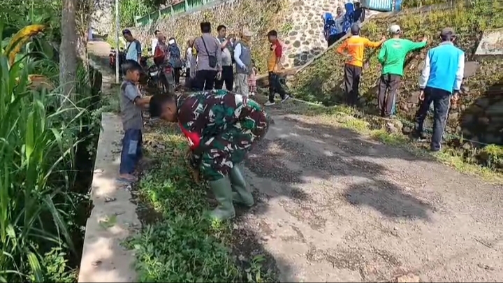 Perkuat Kebersamaan, Babinsa Koramil 0823/17 Banyuglugur Pimpin Gotong Royong Bersihkan Jalan Desa Tepos