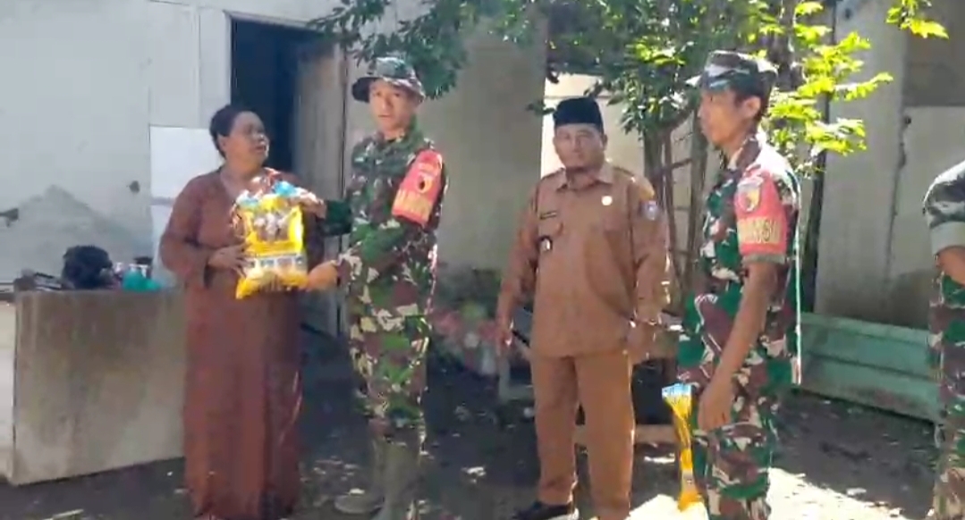 Merajut Kepedulian di Tengah Warga, TNI Bersama Kades Kotakan Salurkan Bantuan Sosial