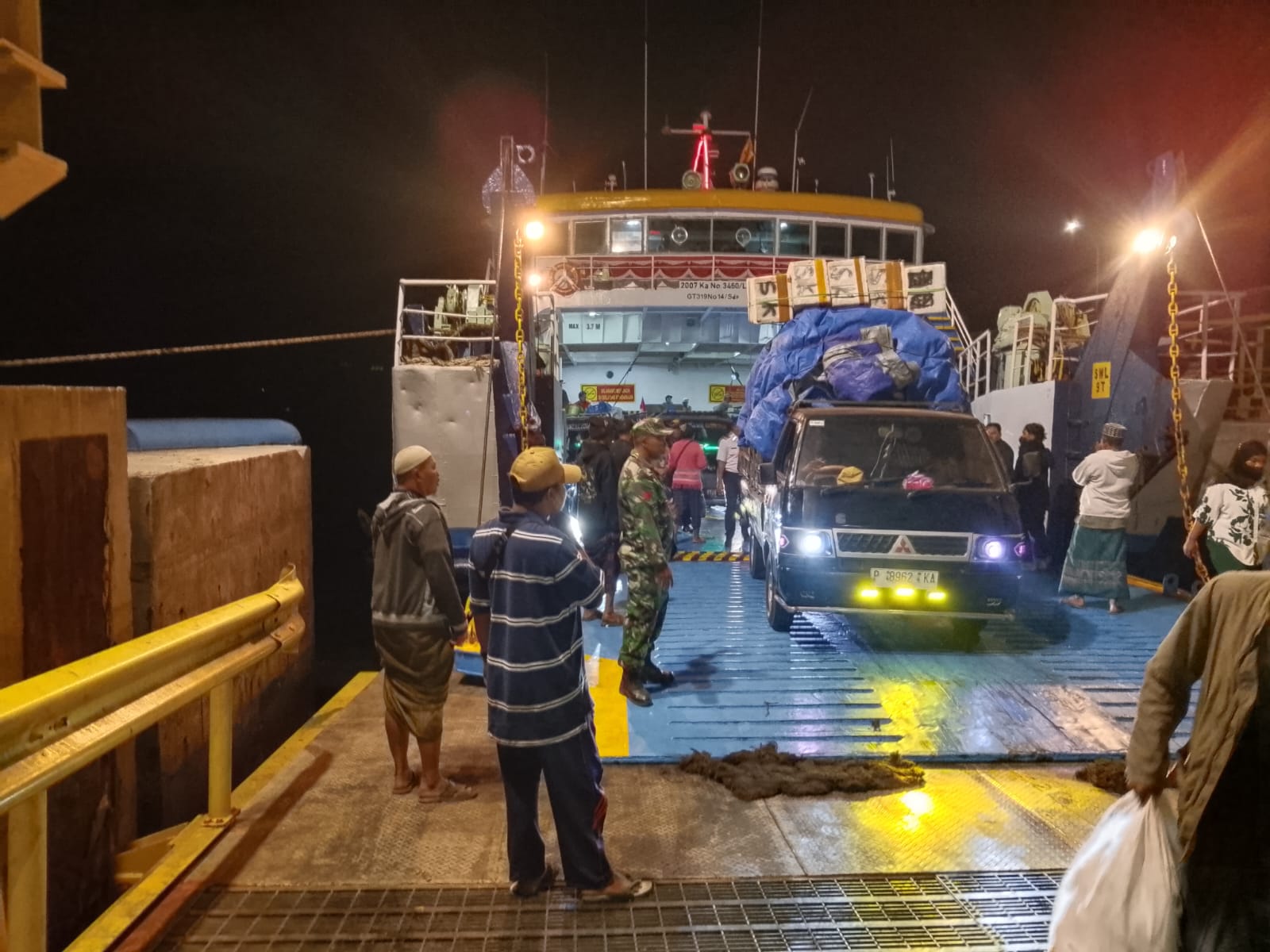 Babinsa Koramil 0823/09 Jangkar Laksanakan Pengamanan dan Monitoring Kedatangan Penumpang KMP Wicitra Dharma 1