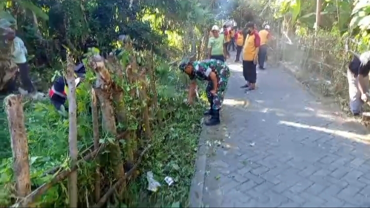 Tak Kenal Lelah, Babinsa dan Warga Mangaran Kompak Bersihkan Lingkungan