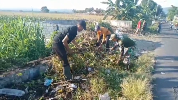 Wujud Kemanunggalan TNI dan Rakyat, Babinsa Koramil 0823-05/Panarukan Kerja Bakti Bersama Warga