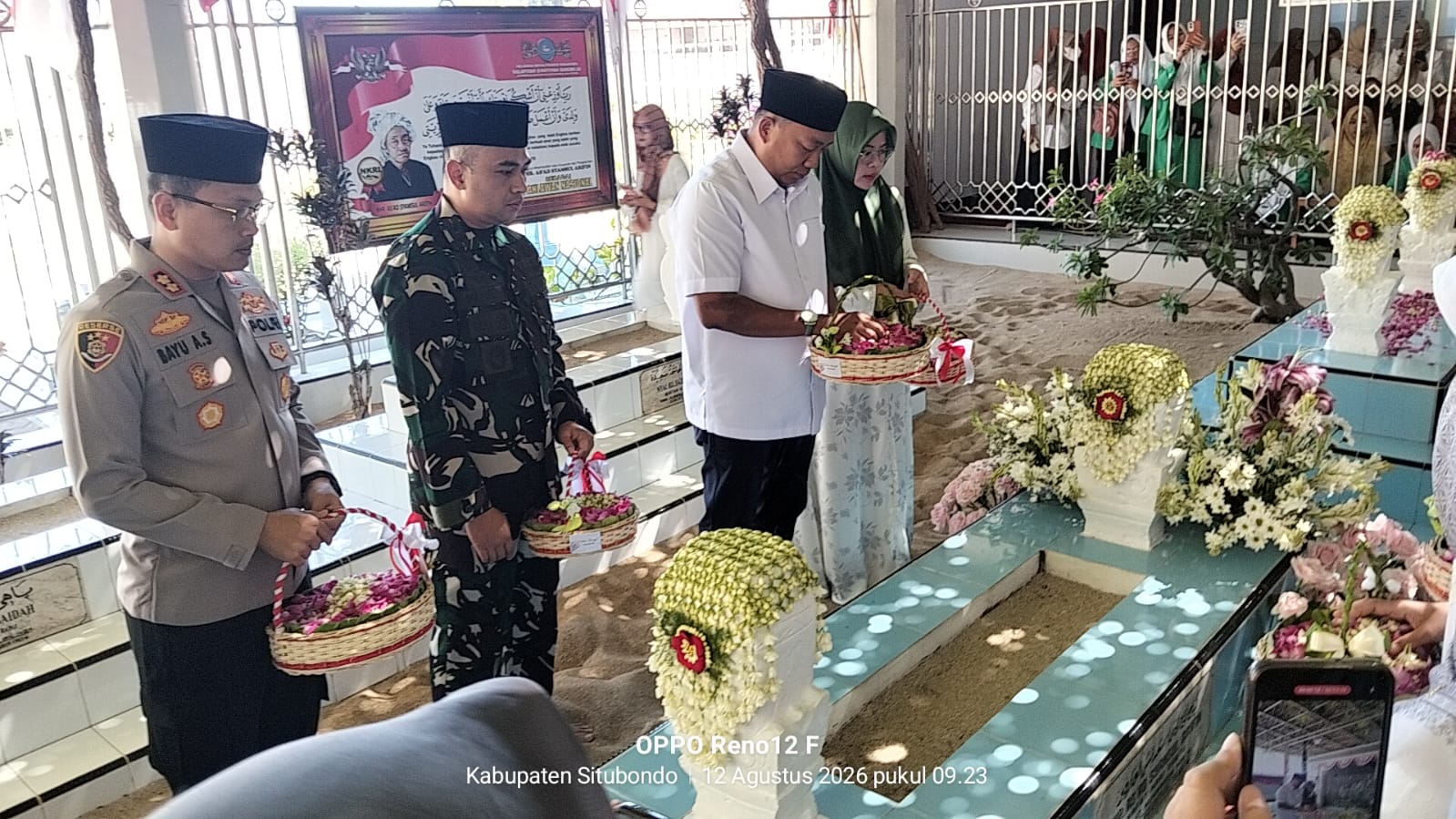 Sambut Harjakasi dan HUT RI ke 81, Dandim 0823 Situbondo dan Forkopimda Ziarah ke Makam Pahlawan Nasional KHR. As’ad Syamsul Arifin