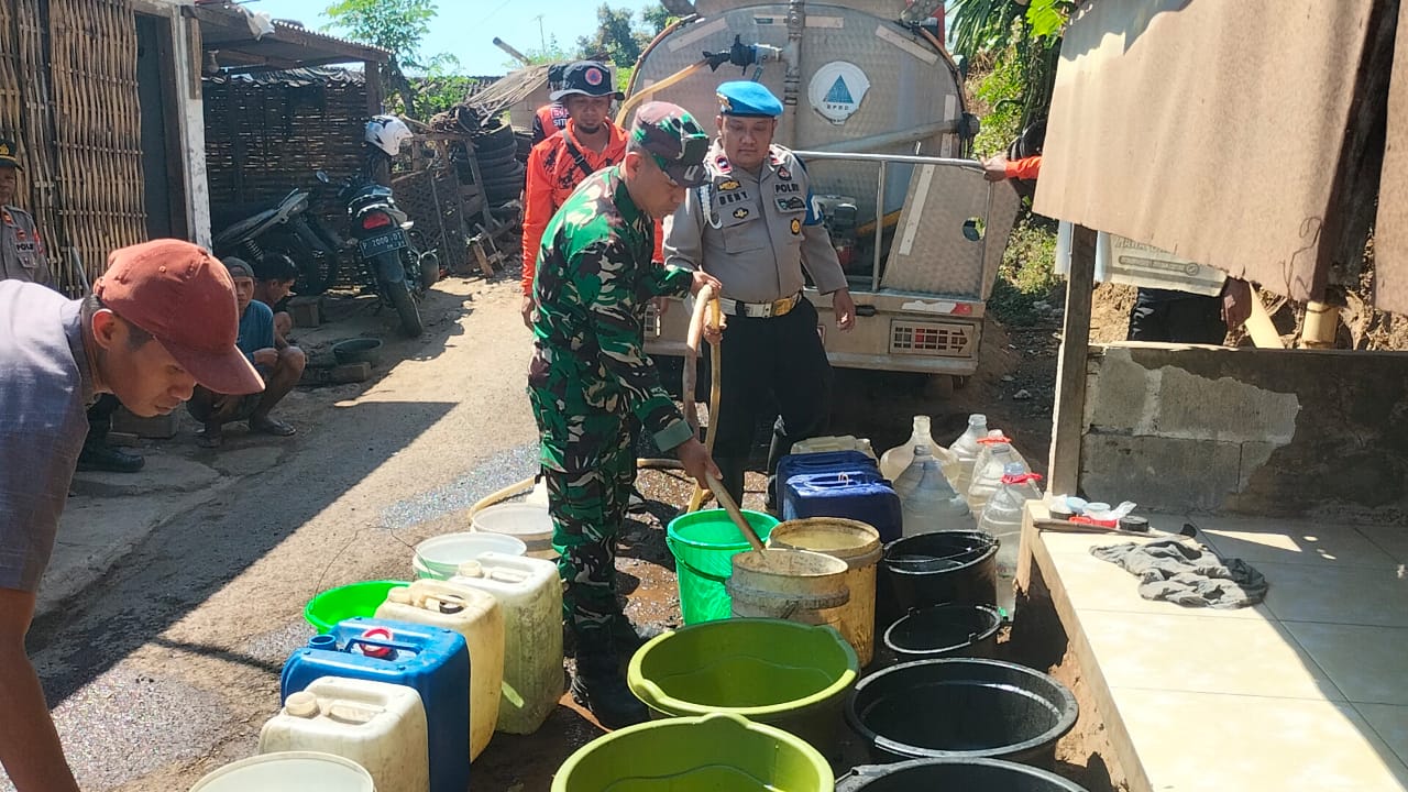 BPBD Situbondo Salurkan 5.000 Liter Air Bersih, Babinsa Jatibanteng Kawal Distribusi ke Warga Kembangsari