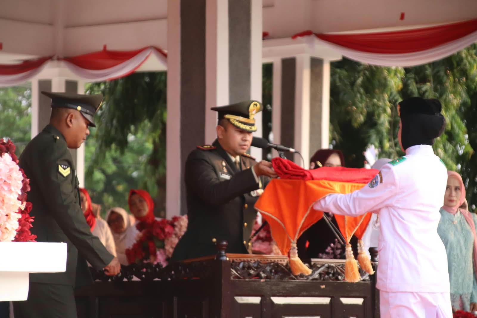 Dandim Situbondo Pimpin Upacara Penurunan Bendera HUT ke-81 Kemerdekaan RI di Besuki